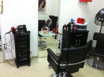 VAND APARATURA SI MOBILIER SALON INFRUMUSETARE foto