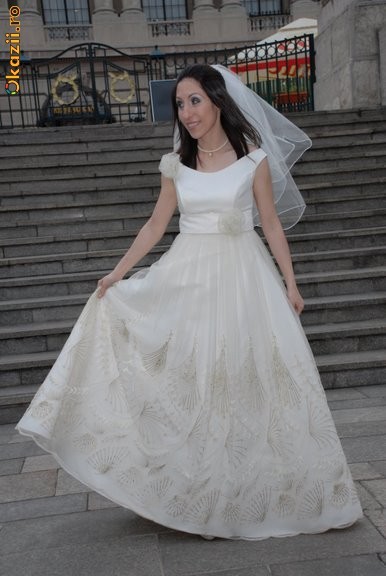 Vand rochie de mireasa in stare foarte buna; creatie casa de moda Adelline; culoarea untului; tafta si broderie manuala. foto mare