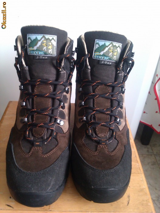 VAND BOCANCI TREKKING IMPERMEABILI,TALPA VIBRAM MARIMEA 45 foto mare